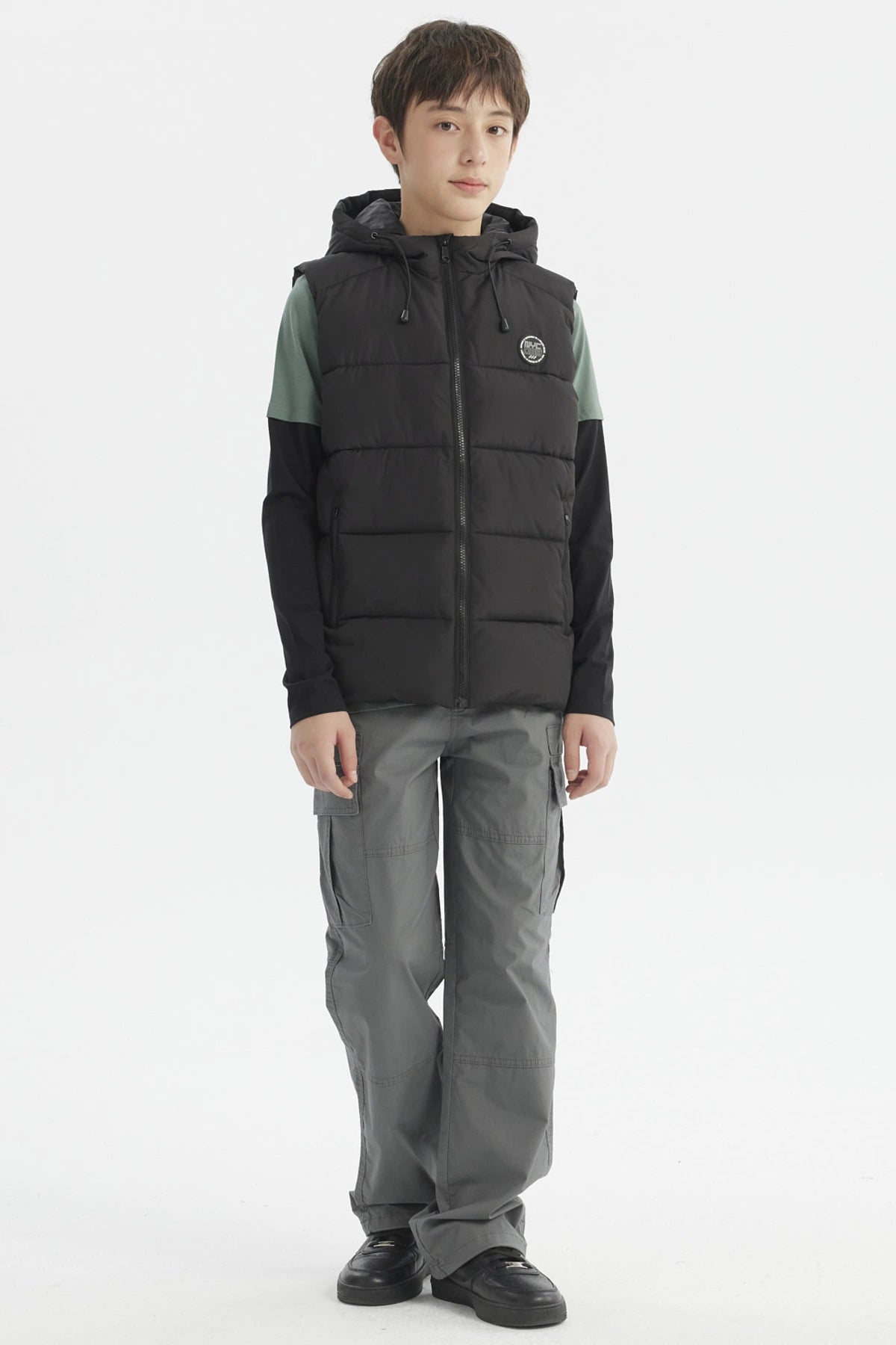 Parka negra acolchada para niño con gorro sin estampa lisa ideal para días fríos con cierre frontal y bolsillos
