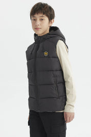 Parka de niño color marengo con gorro acolchado y parche circular en el pecho estilo urbano