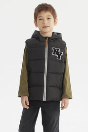 Parka negra para niño con cierre completo y bolsillo delantero diseño letras NY estilo casual y moderno