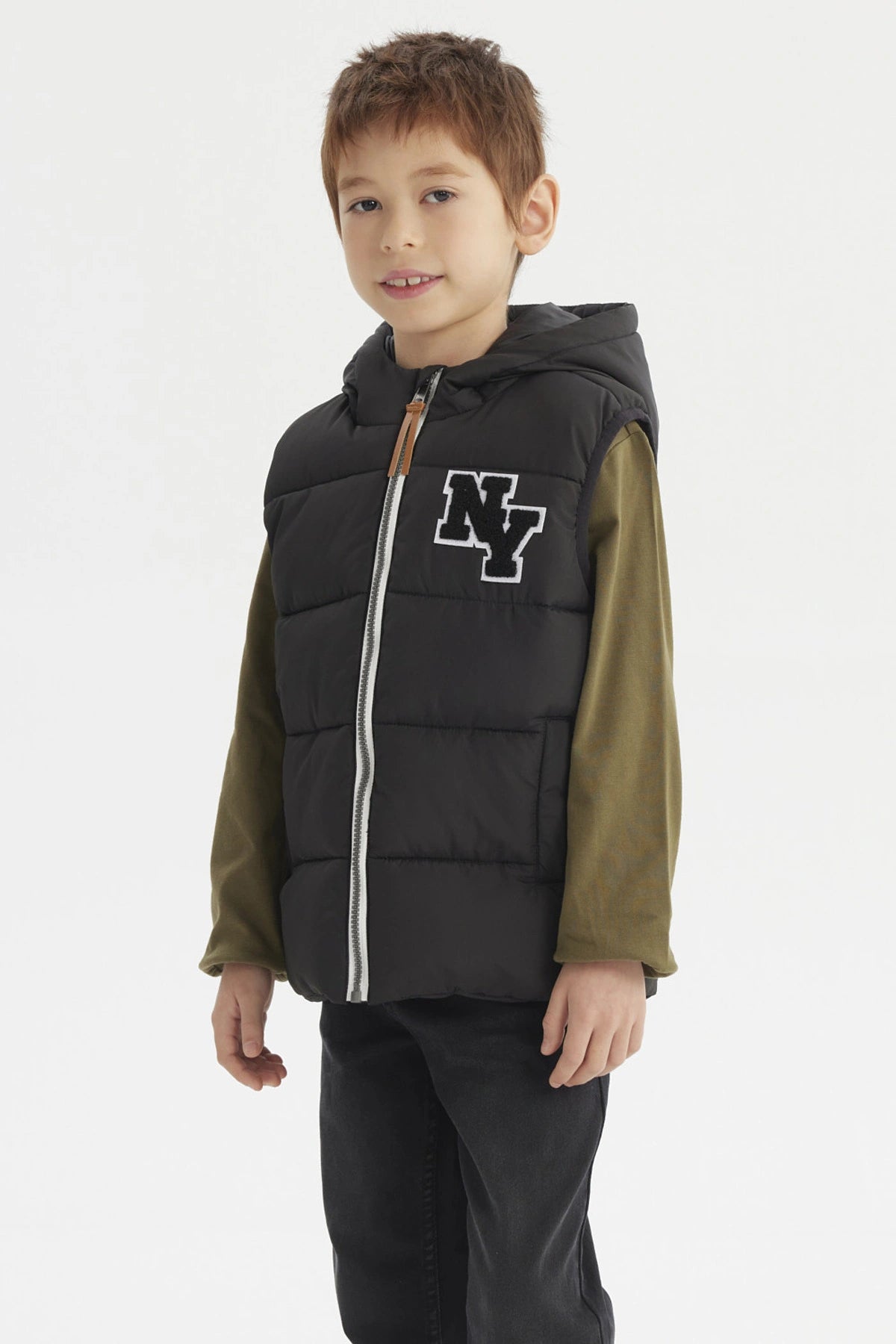 Parka negra para niño con cierre completo y bolsillo delantero diseño letras NY estilo casual y moderno