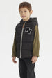 Parka negra para niño con cierre completo y bolsillo delantero diseño letras NY estilo casual y moderno