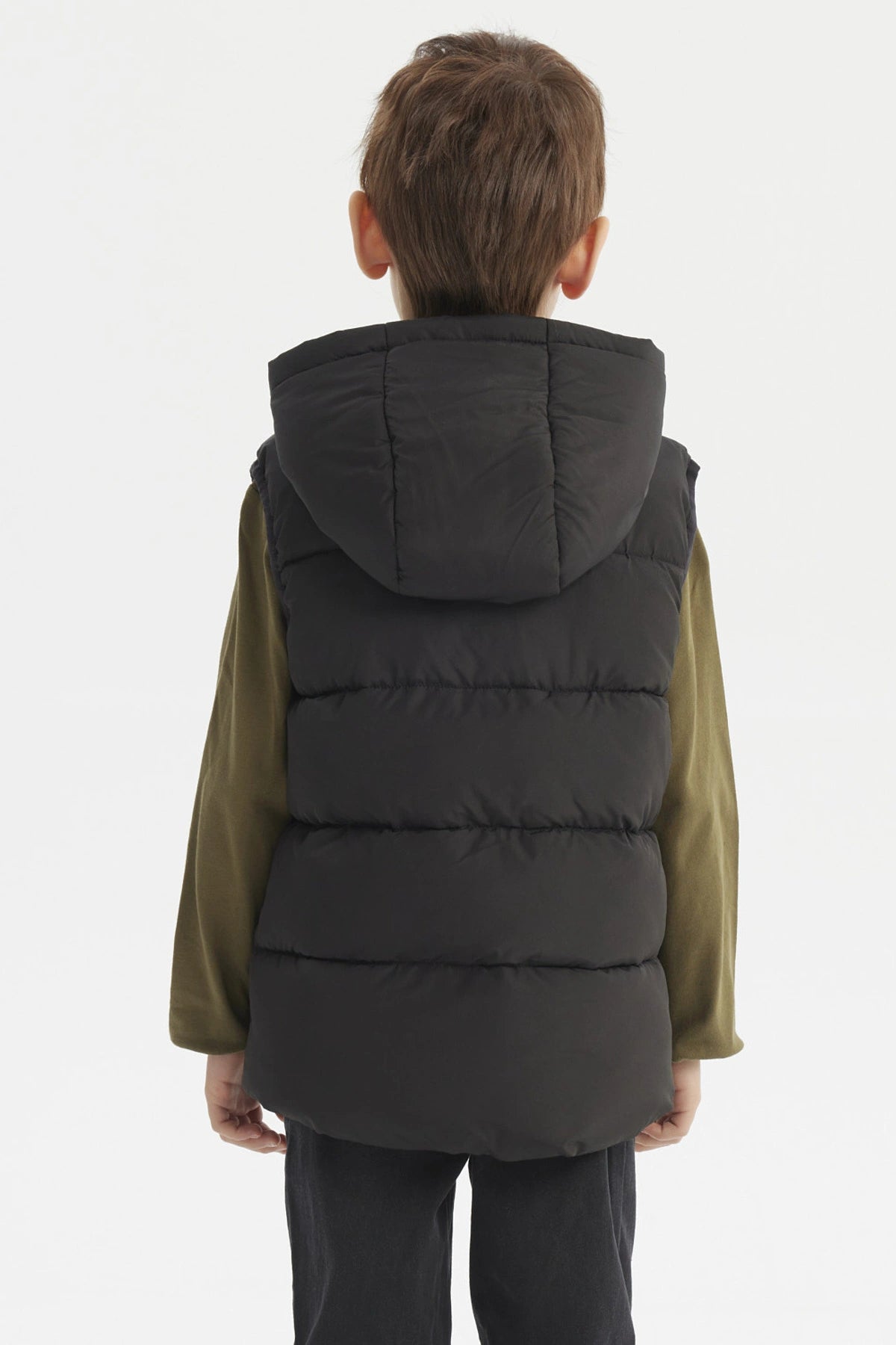 Parka negra para niño con cierre completo y bolsillo delantero diseño letras NY estilo casual y moderno