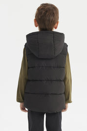 Parka negra para niño con cierre completo y bolsillo delantero diseño letras NY estilo casual y moderno