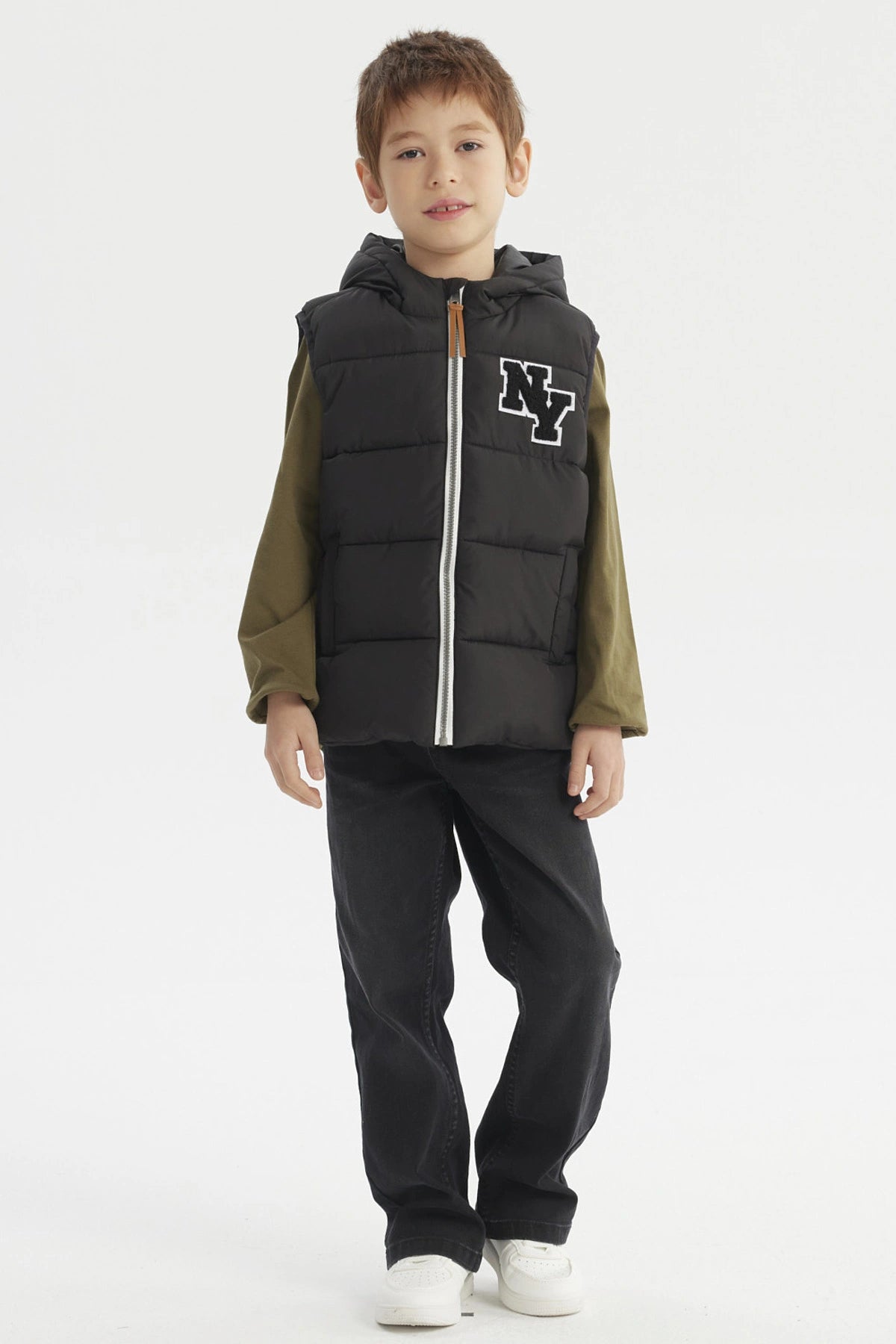 Parka negra para niño con cierre completo y bolsillo delantero diseño letras NY estilo casual y moderno