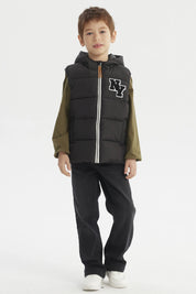 Parka negra para niño con cierre completo y bolsillo delantero diseño letras NY estilo casual y moderno