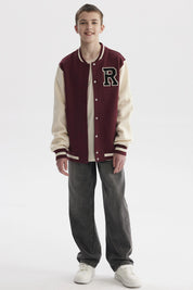 Chaqueta tipo college burdeo para niño con mangas beige y gran letra R en el pecho estilo universitario
