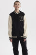 Chaqueta de niño estilo college en negro con mangas beige y letra B grande en el pecho estilo varsity