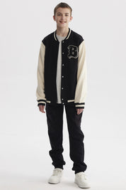 Chaqueta de niño estilo college en negro con mangas beige y letra B grande en el pecho estilo varsity