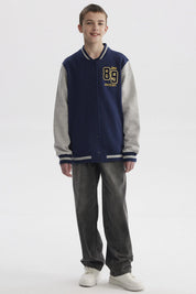 Chaqueta niño azul oscuro estilo college con mangas grises y estampado frontal pequeño de números en el pecho
