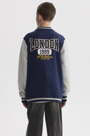 Chaqueta niño azul oscuro estilo college con mangas grises y estampado frontal pequeño de números en el pecho