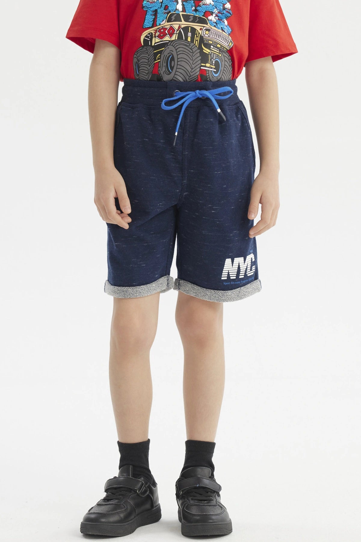 Bermuda niño azul oscuro con ajuste de cordón y dobladillo gris texto NYC en la pierna estilo casual sin estampa