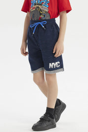 Bermuda niño azul oscuro con ajuste de cordón y dobladillo gris texto NYC en la pierna estilo casual sin estampa