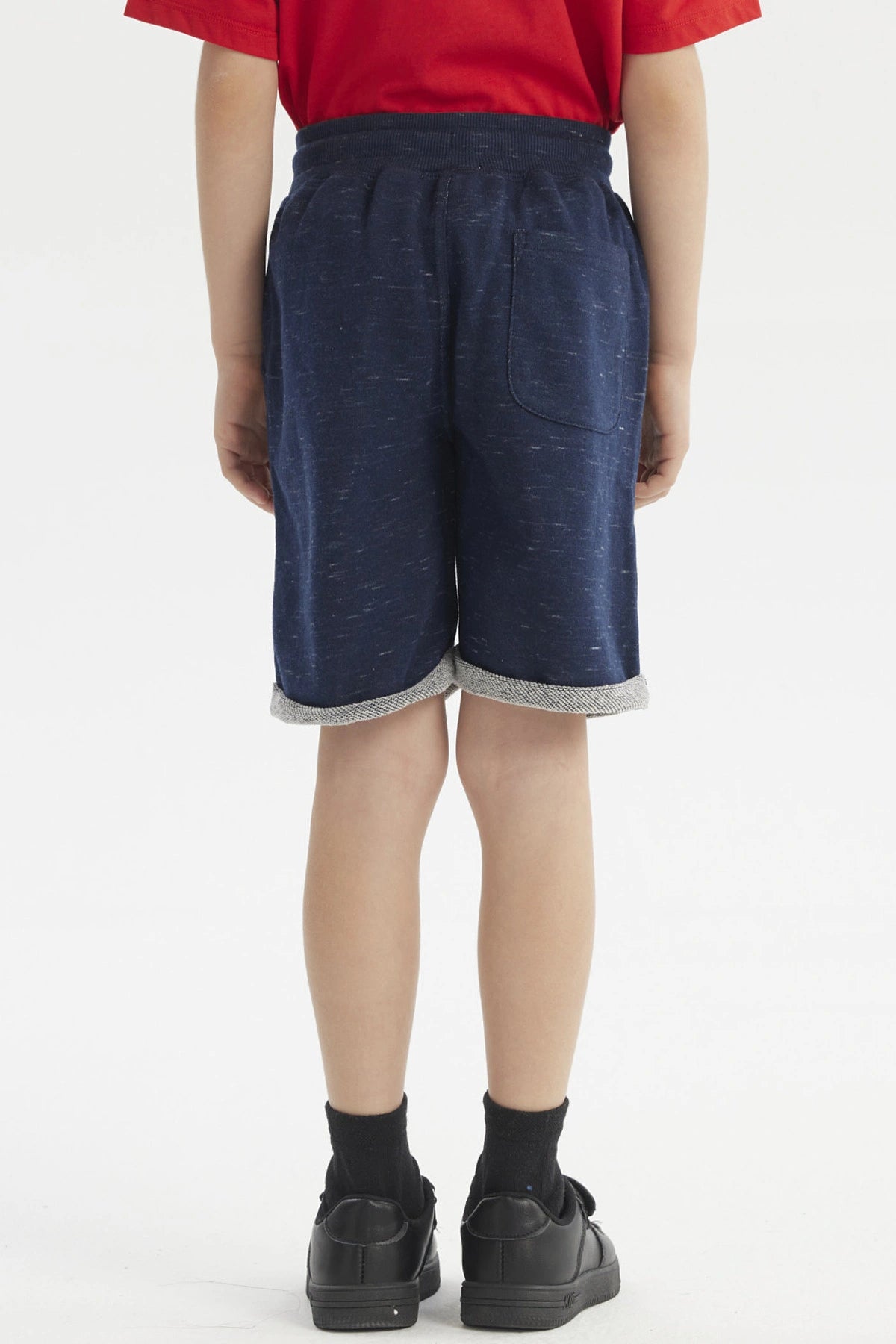 Bermuda niño azul oscuro con ajuste de cordón y dobladillo gris texto NYC en la pierna estilo casual sin estampa