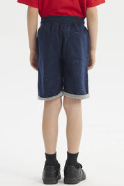Bermuda niño azul oscuro con ajuste de cordón y dobladillo gris texto NYC en la pierna estilo casual sin estampa