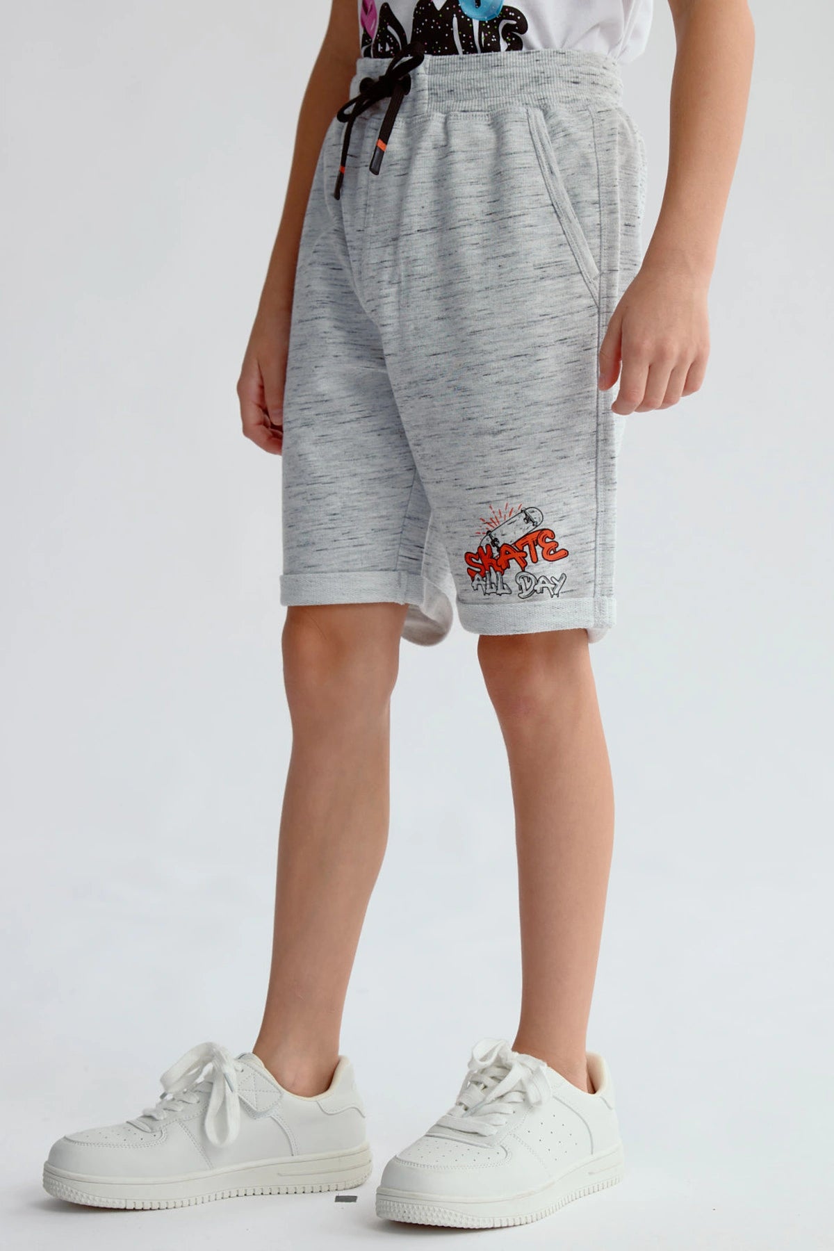Bermuda gris melange con estampa de skater en la pierna derecha estilo casual y ajuste con cordón negro