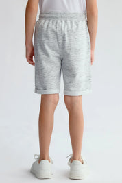 Bermuda gris melange con estampa de skater en la pierna derecha estilo casual y ajuste con cordón negro