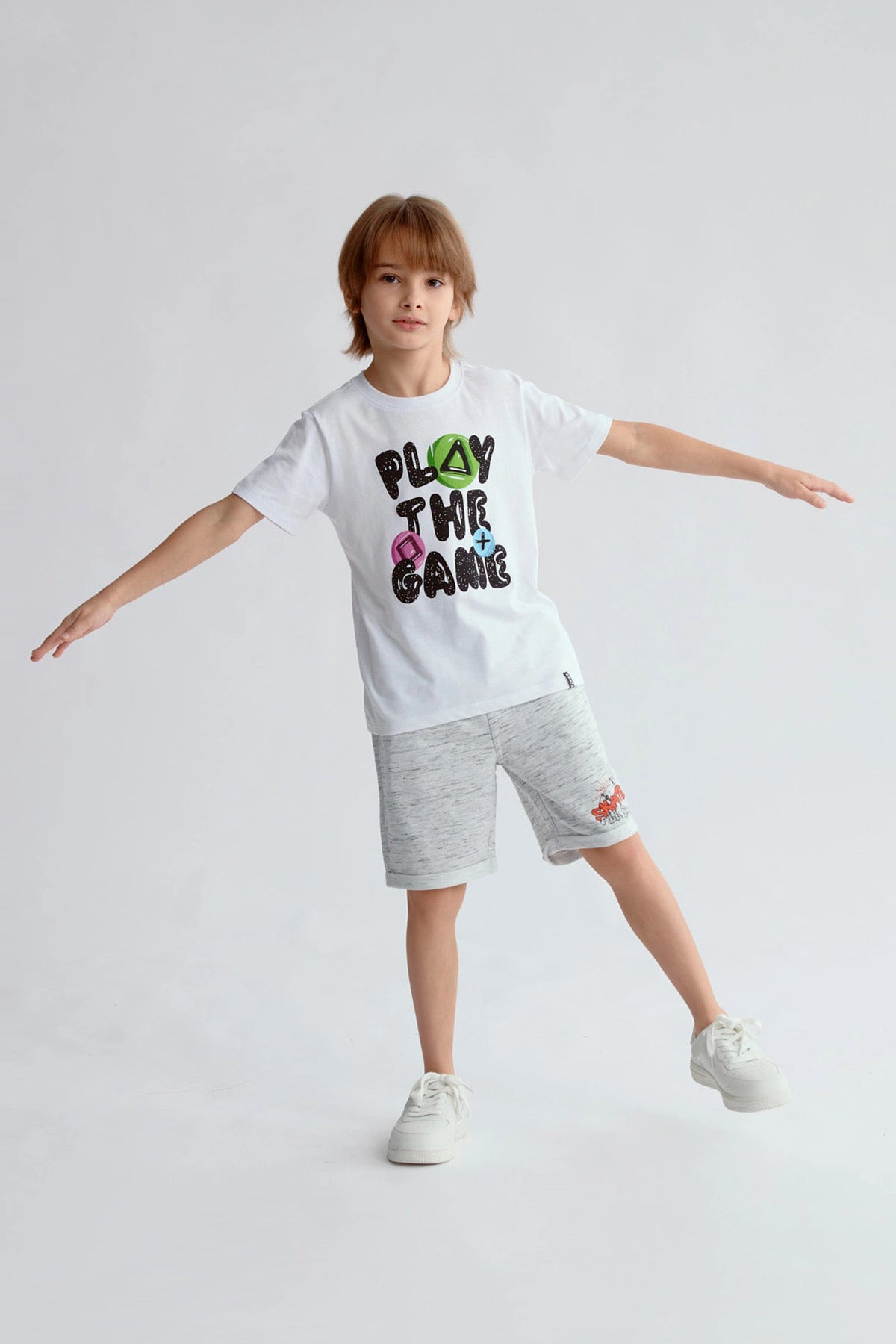 Bermuda gris melange con estampa de skater en la pierna derecha estilo casual y ajuste con cordón negro