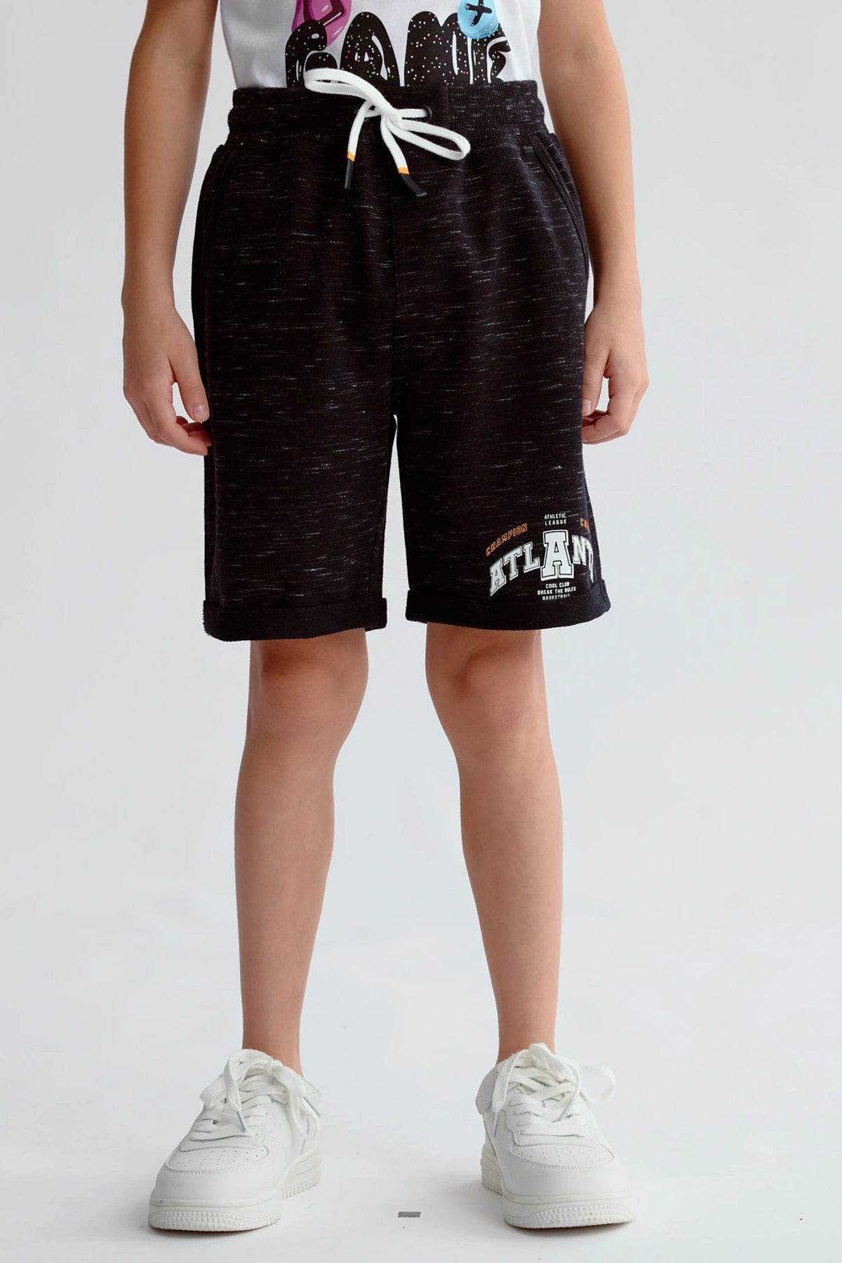 Bermuda negra para niño con ajuste de cordón y estampa deportiva ATLANTA en el muslo izquierdo