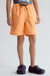 Short de baño niño naranjo con cordón ajustable y bolsillos laterales