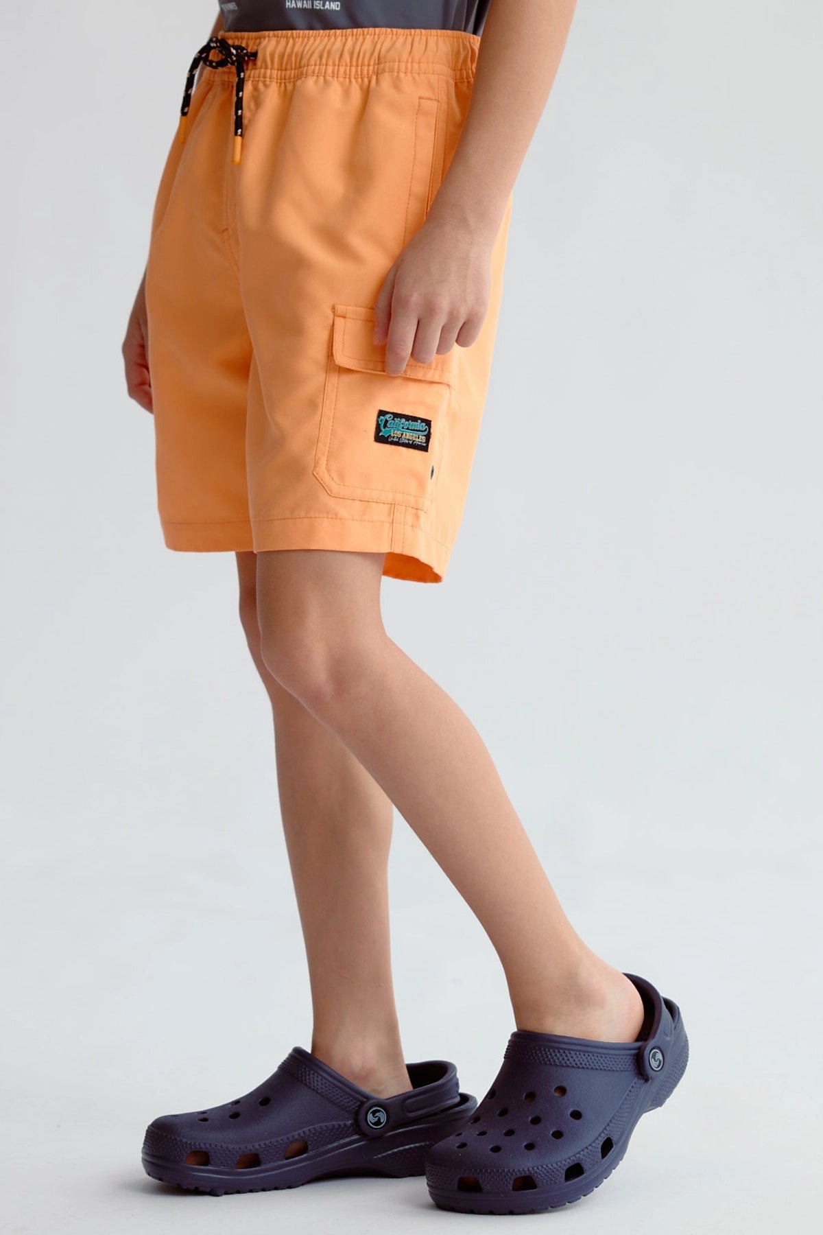 Short de baño niño naranjo con cordón ajustable y bolsillos laterales