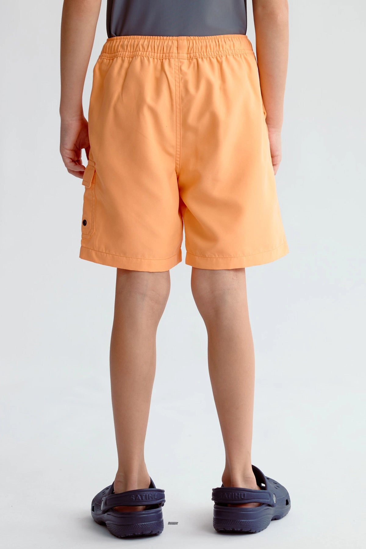 Short de baño niño naranjo con cordón ajustable y bolsillos laterales