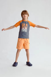 Short de baño niño naranjo con cordón ajustable y bolsillos laterales