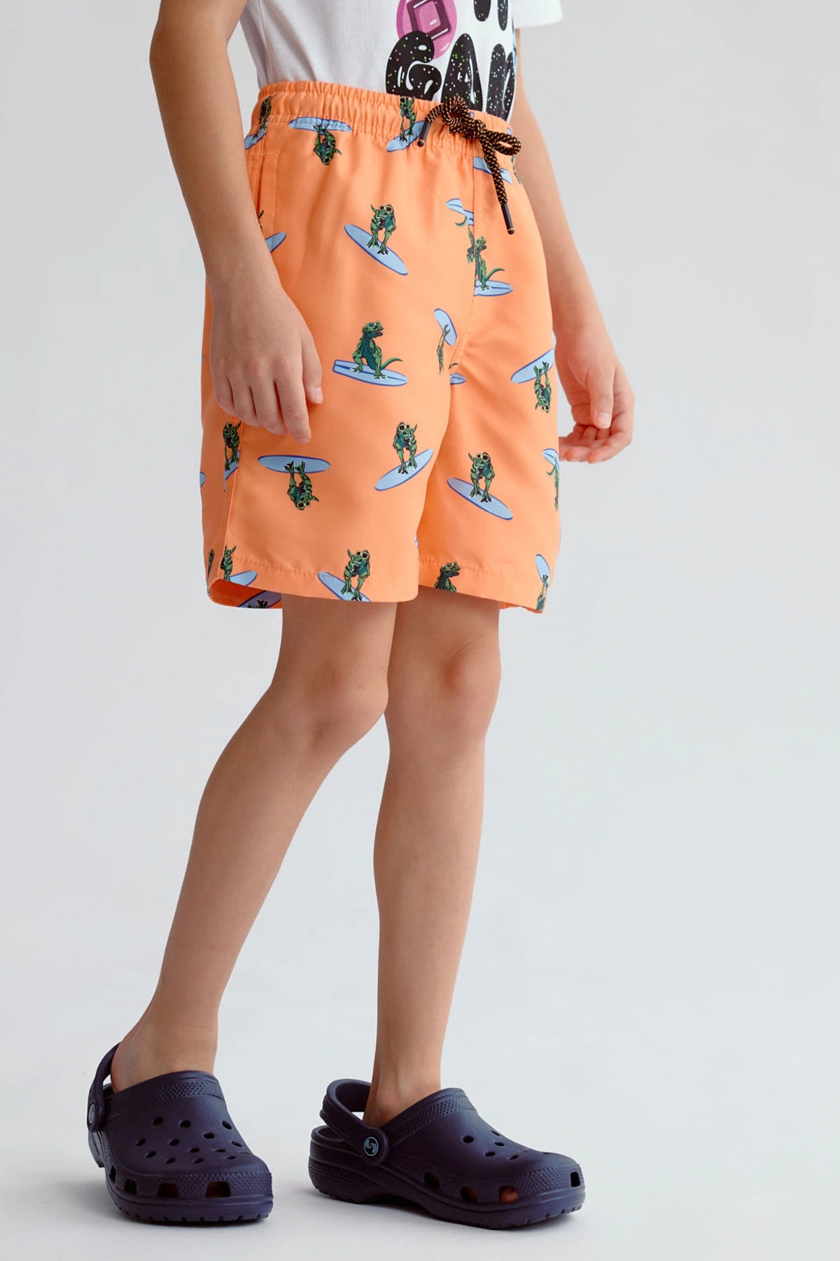 Short de baño naranjo con estampado de ranas surferas en tablas azules