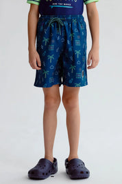 Short de baño verde petróleo con estampado de palmeras y nubes