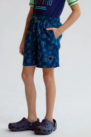 Short de baño verde petróleo con estampado de palmeras y nubes