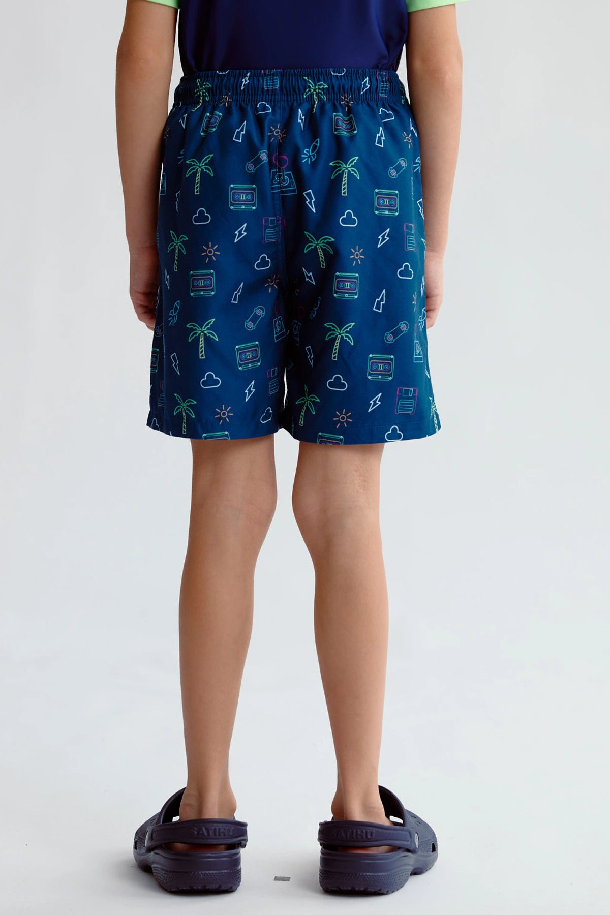 Short de baño verde petróleo con estampado de palmeras y nubes