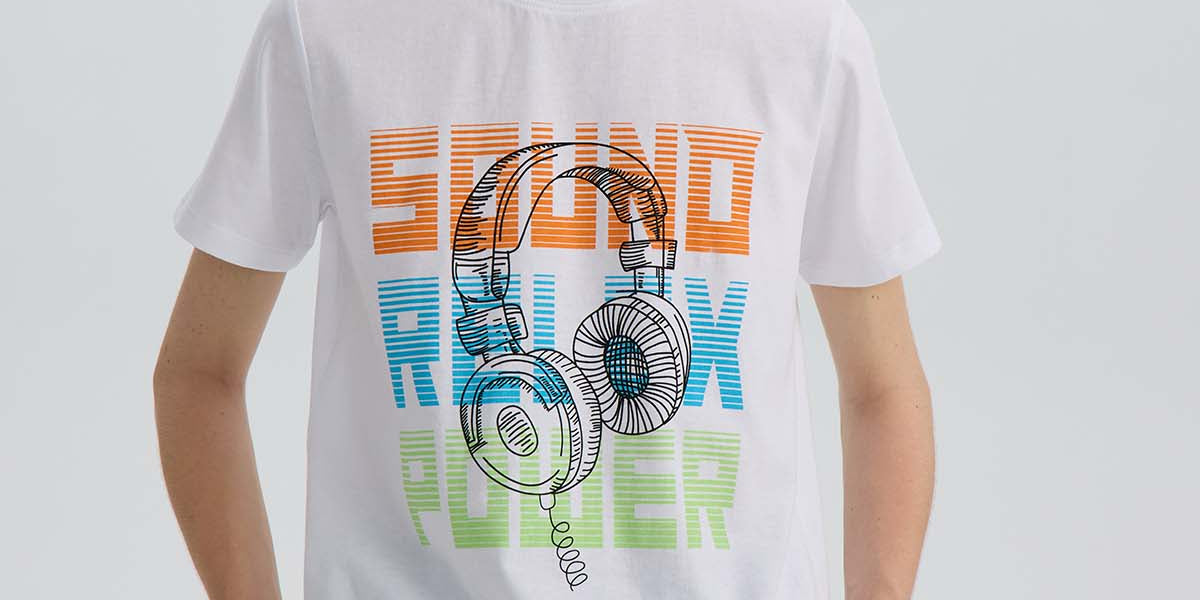 Polera blanca estampada para niño con diseño de audífonos y letras coloridas