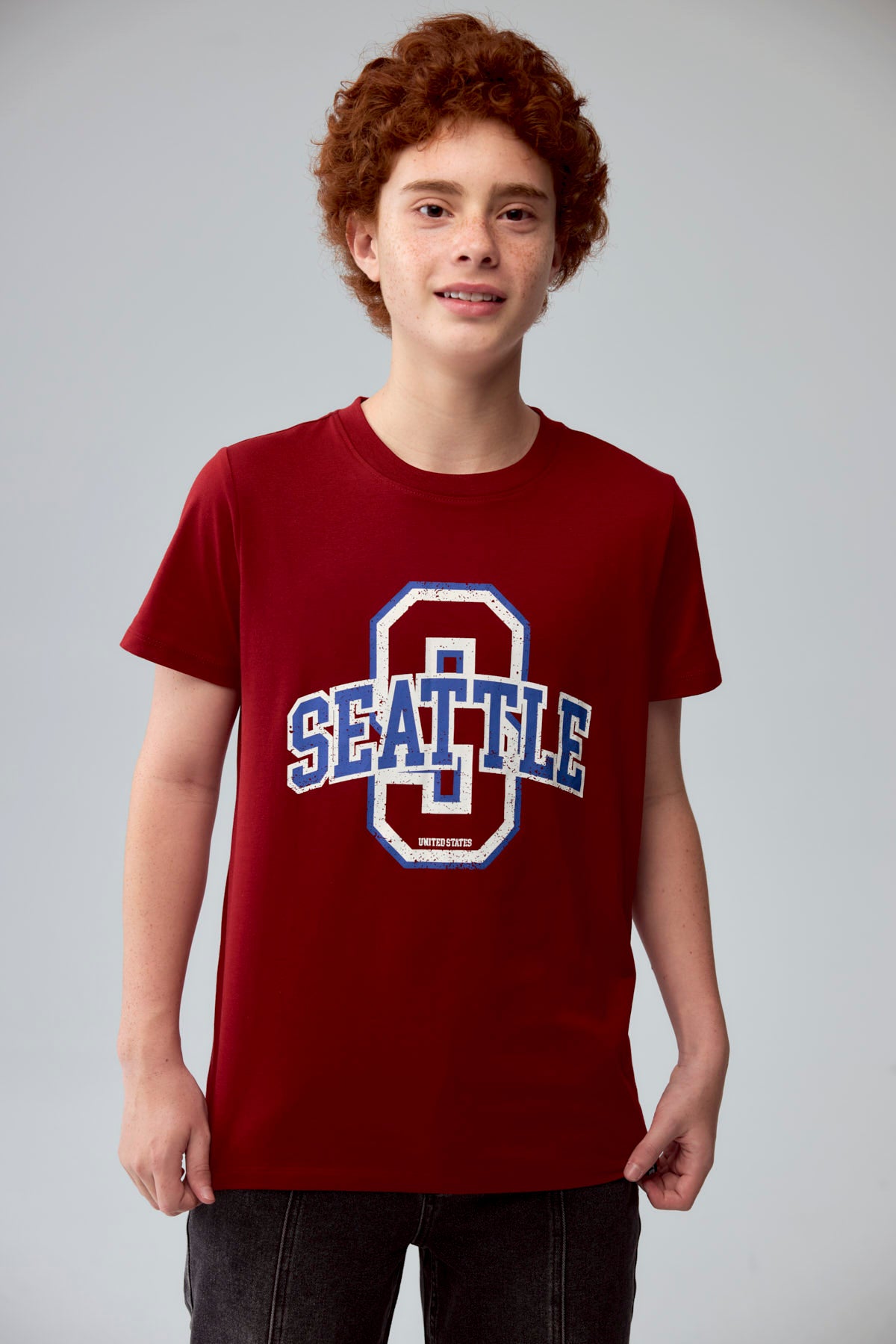 Polera Niño Básica Estampada Burdeo