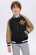 Chaqueta niño bomber negra con mangas beige y bordado