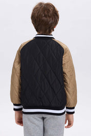Chaqueta niño bomber negra con mangas beige y bordado
