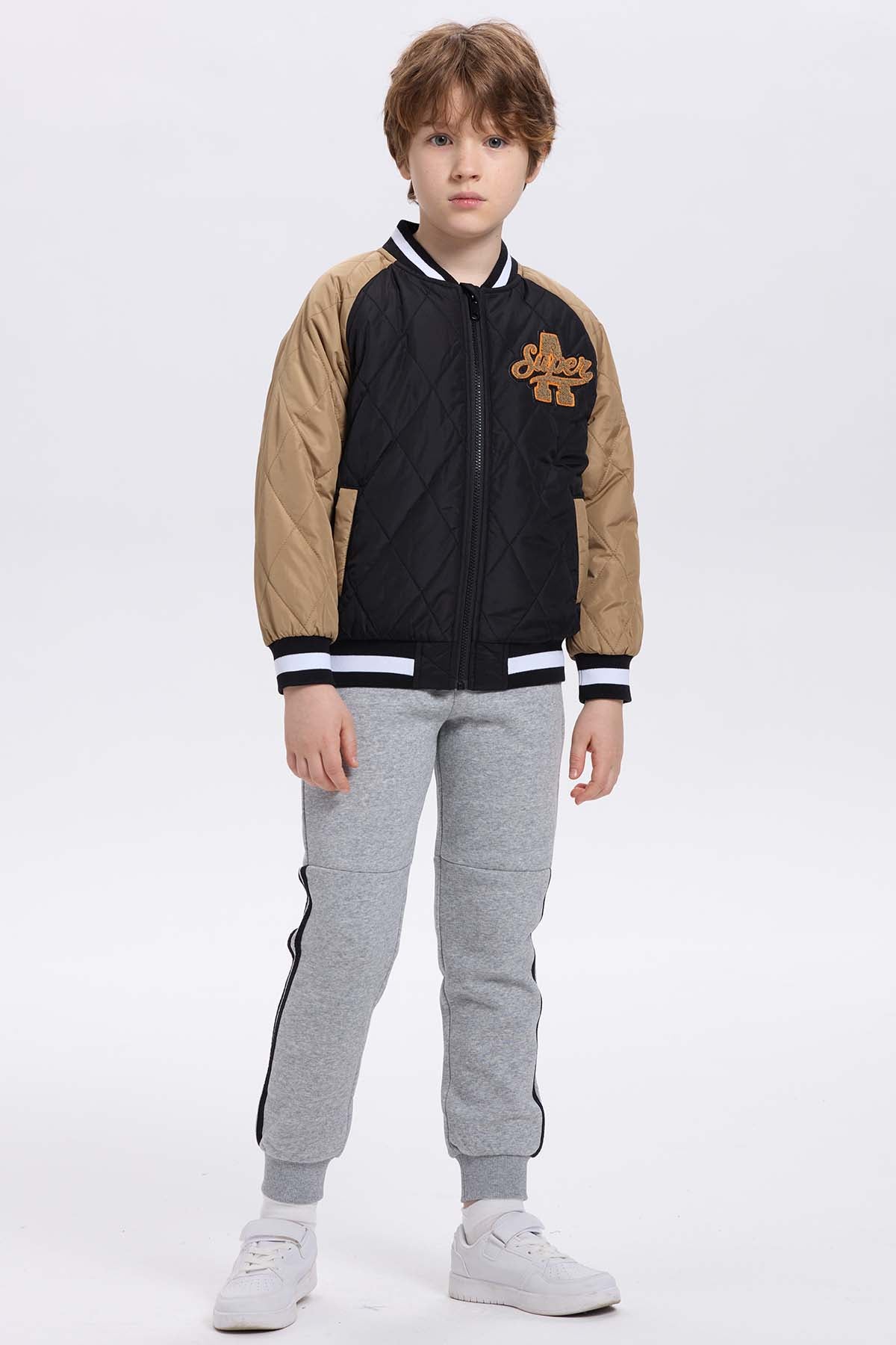 Chaqueta niño bomber negra con mangas beige y bordado