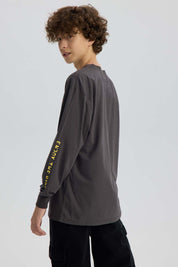 Polera niño print marengo con diseño estampado