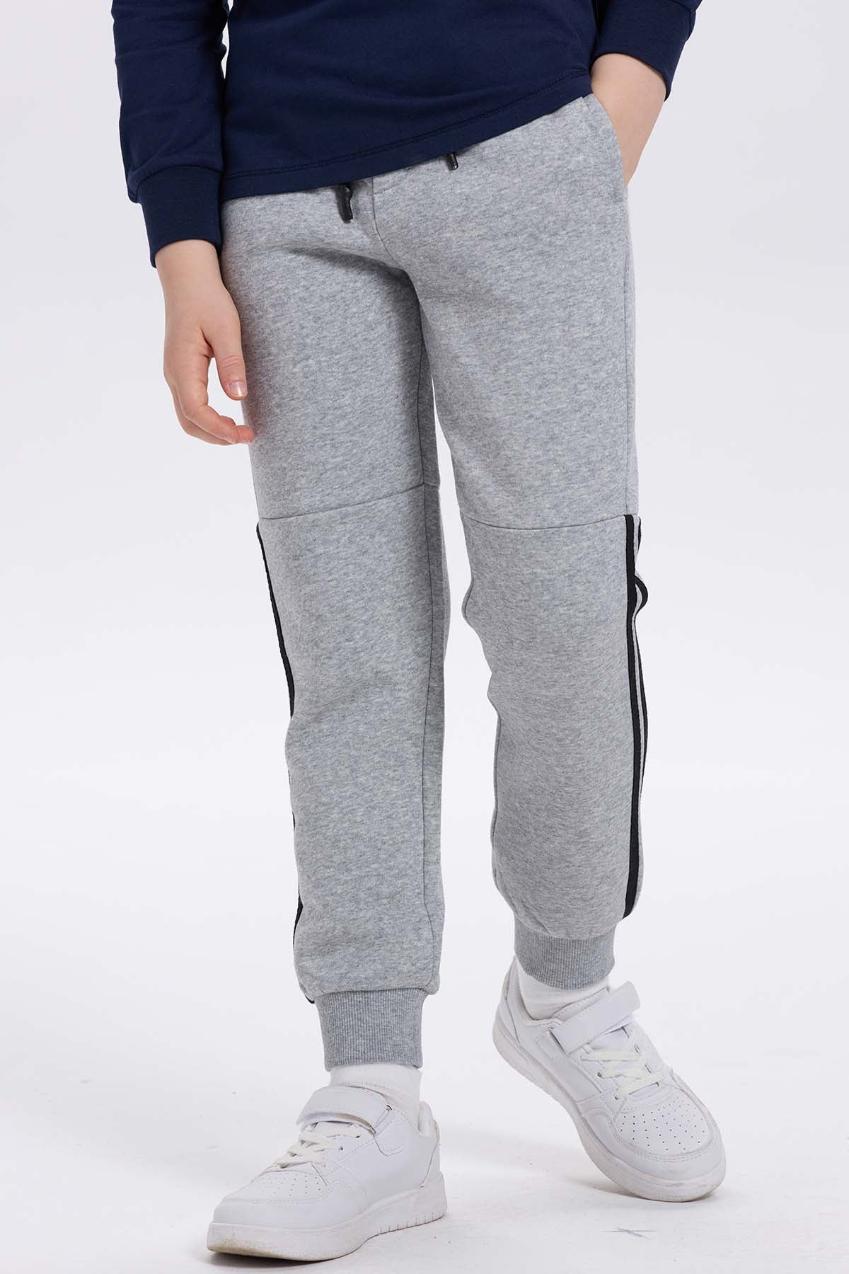 Pantalón buzo niño gris melange con rayas lateral
