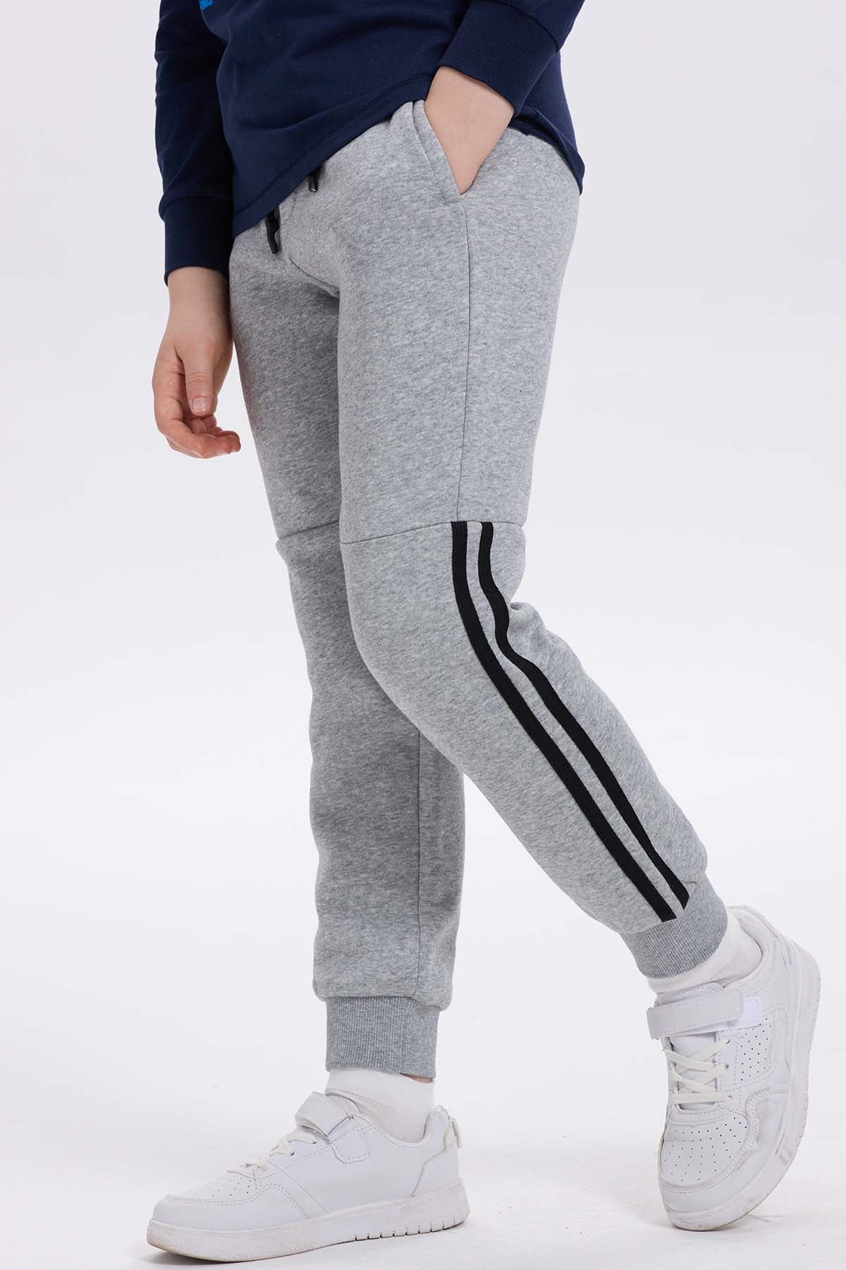 Pantalón buzo niño gris melange con rayas lateral