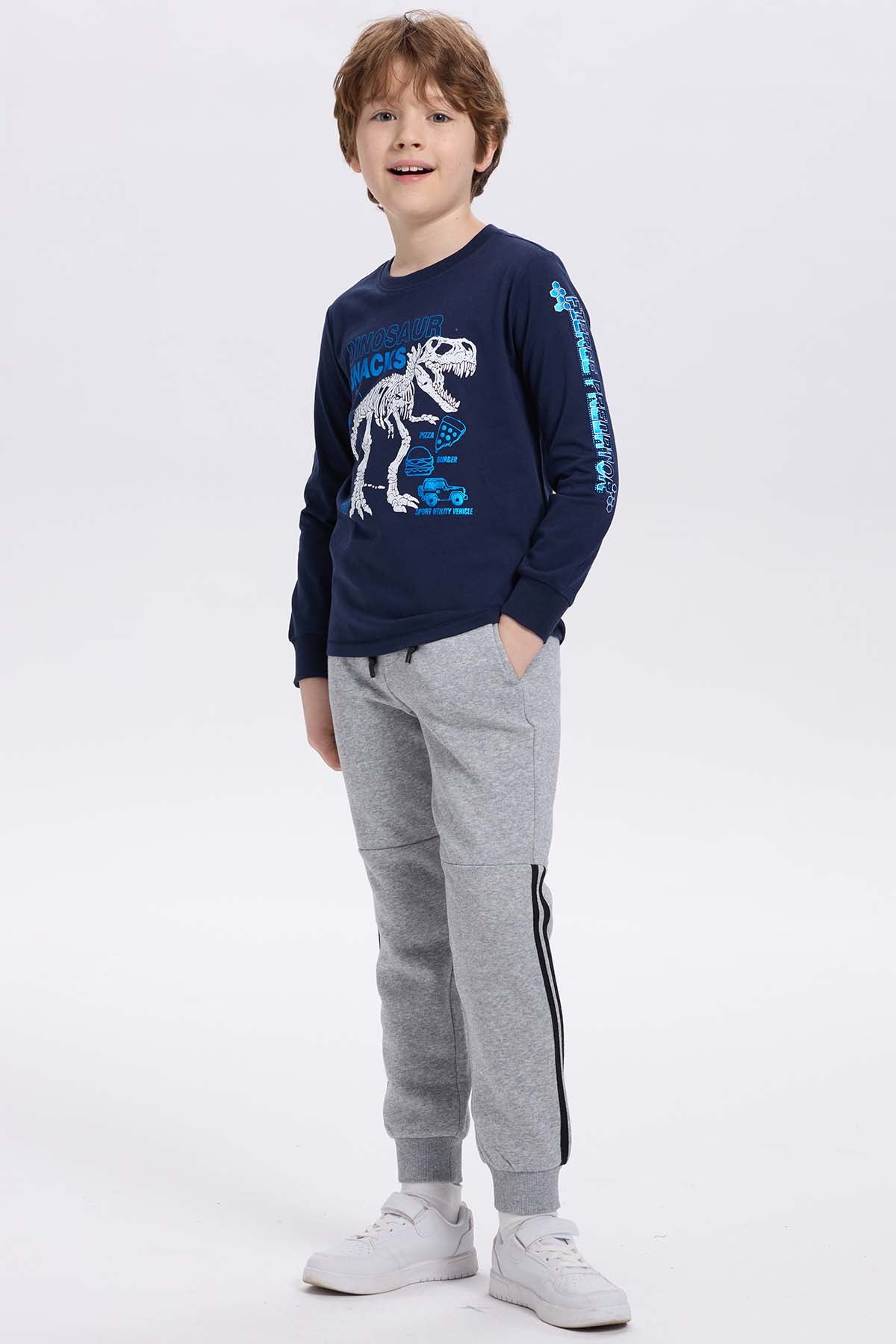 Pantalón buzo niño gris melange con rayas lateral