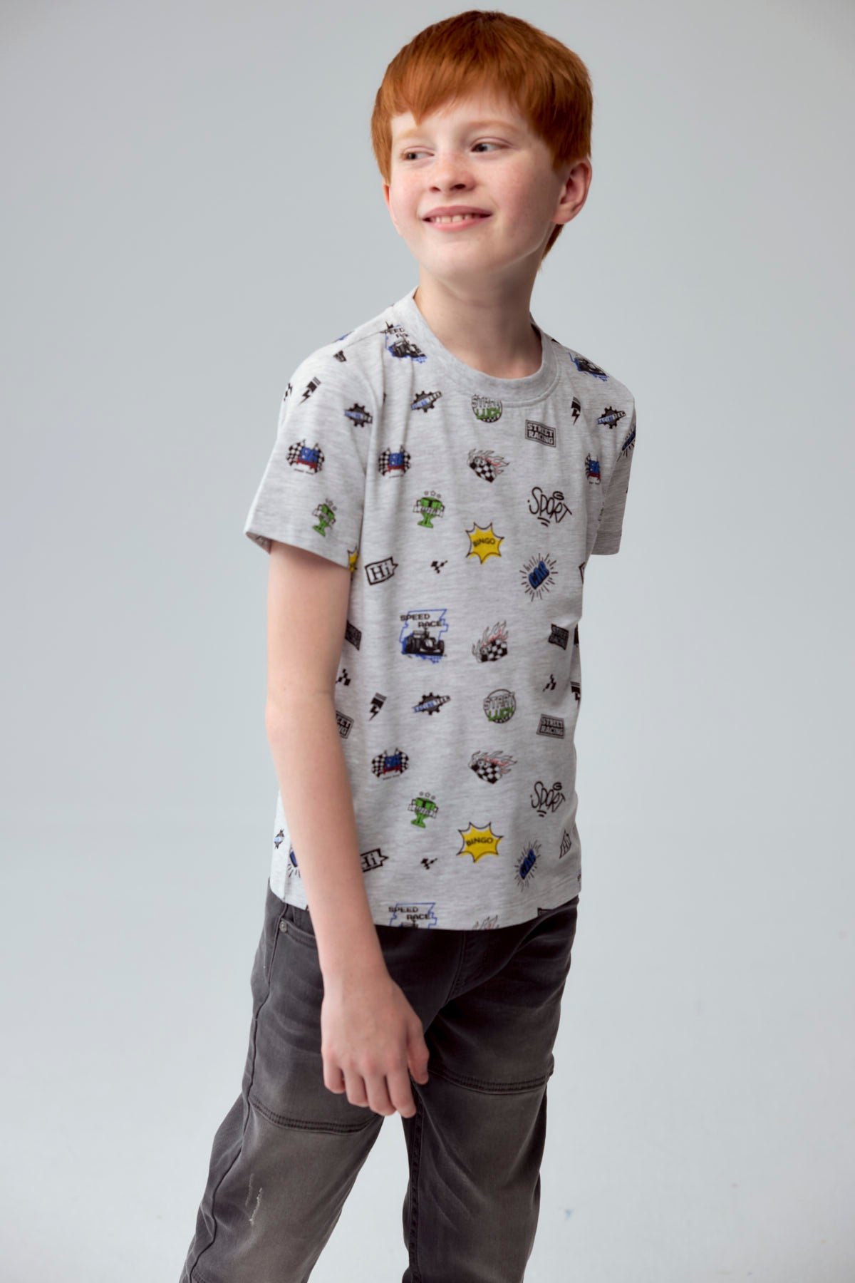 Polera de niño azul con estampado de dibujos coloridos y gráficos llamativos