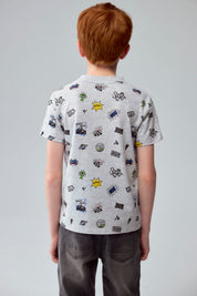 Polera de niño azul con estampado de dibujos coloridos y gráficos llamativos