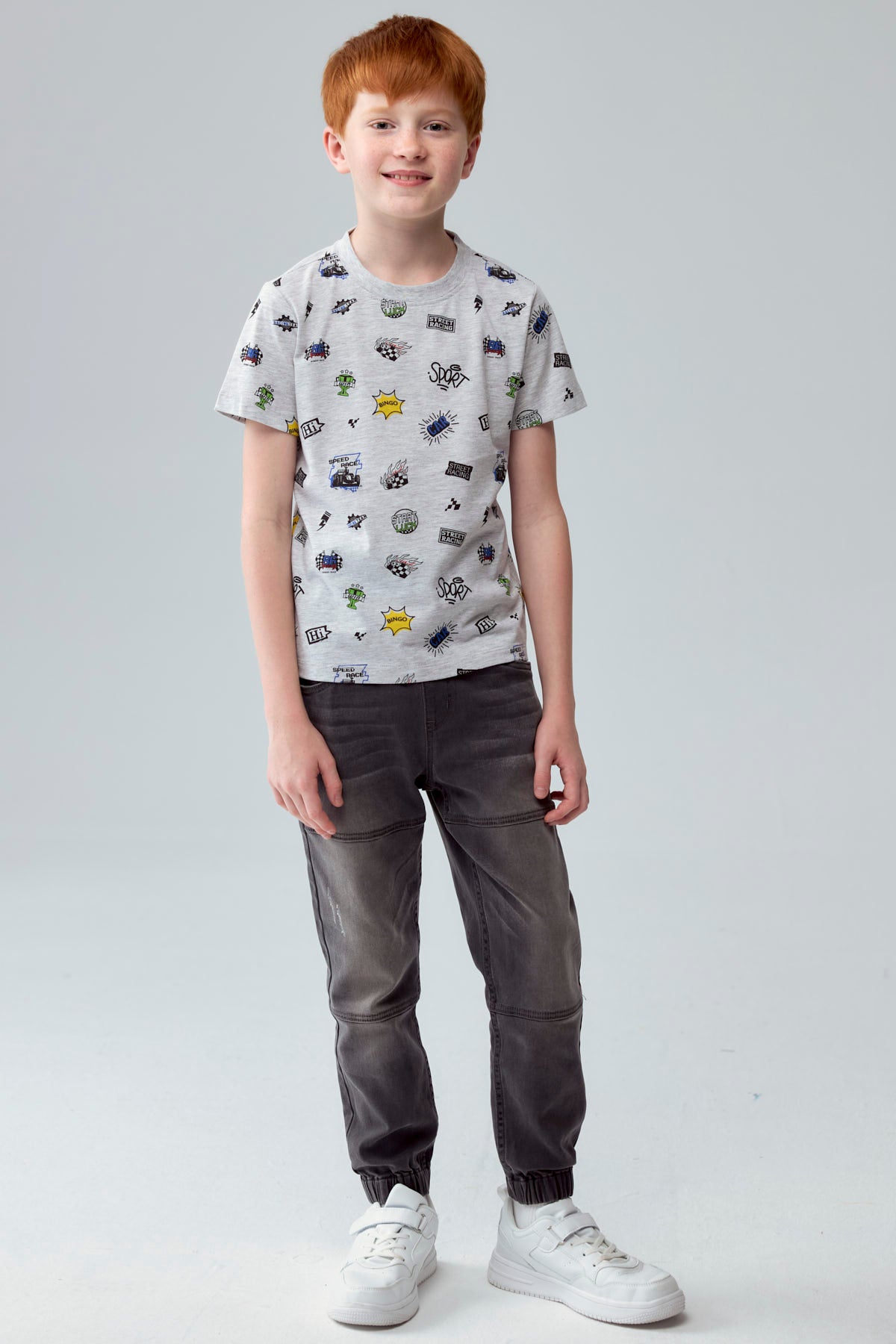 Polera de niño azul con estampado de dibujos coloridos y gráficos llamativos