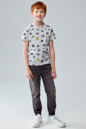 Polera de niño azul con estampado de dibujos coloridos y gráficos llamativos