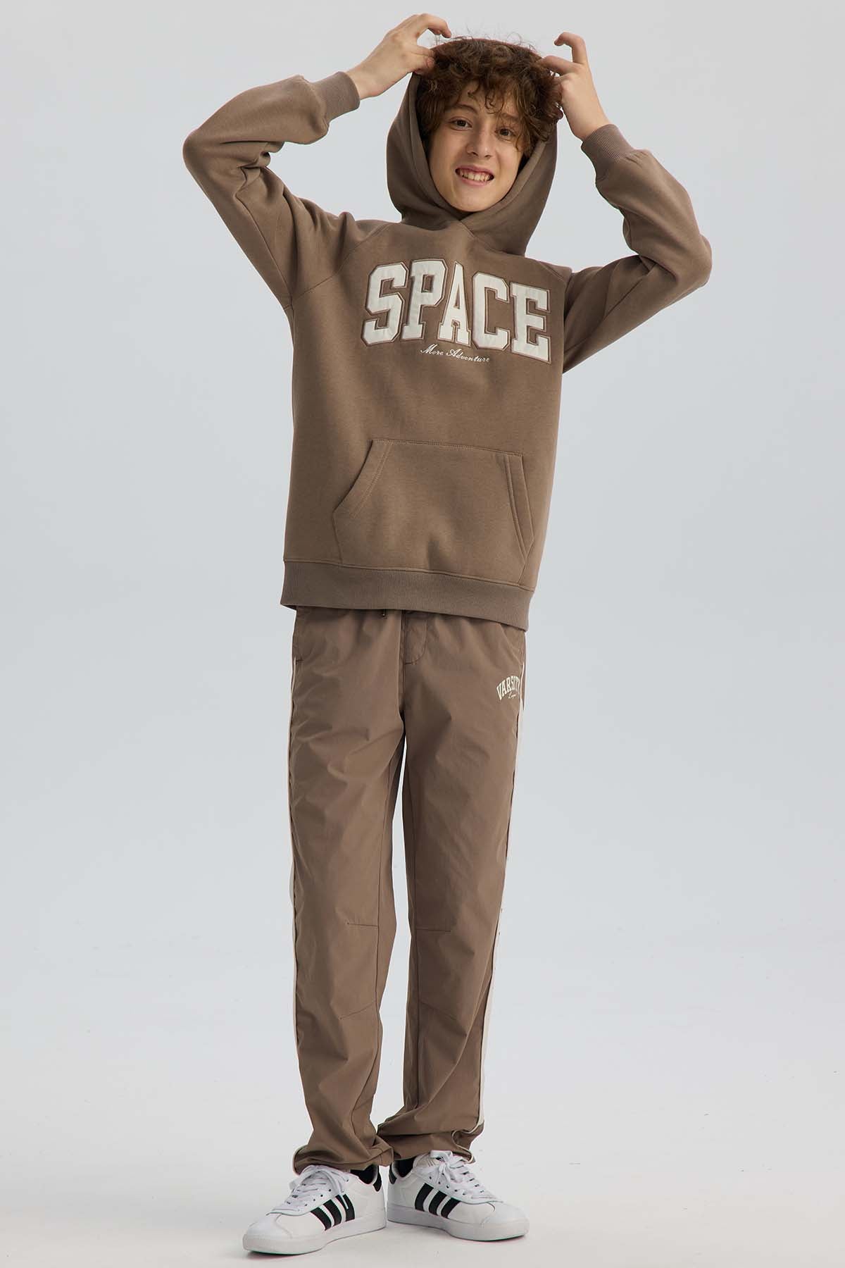 Pantalón Niño Jogger Con Cortes Cafe