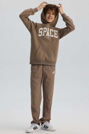 Pantalón Niño Jogger Con Cortes Cafe