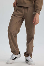 Pantalón Niño Jogger Con Cortes Cafe