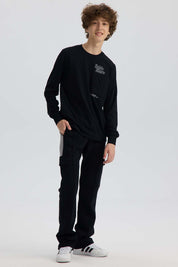 Pantalón Niño Jogger Con Cortes Negro
