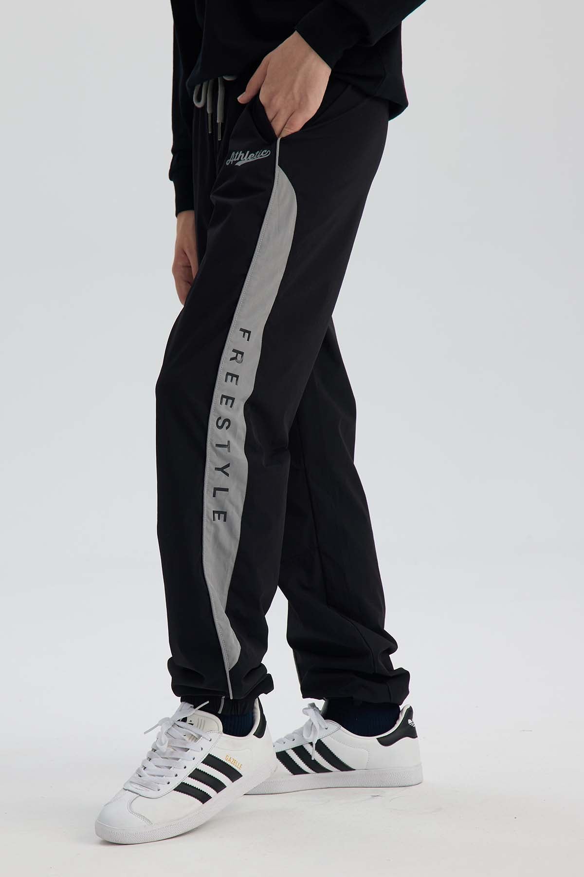 Pantalón Niño Jogger Con Cortes Negro