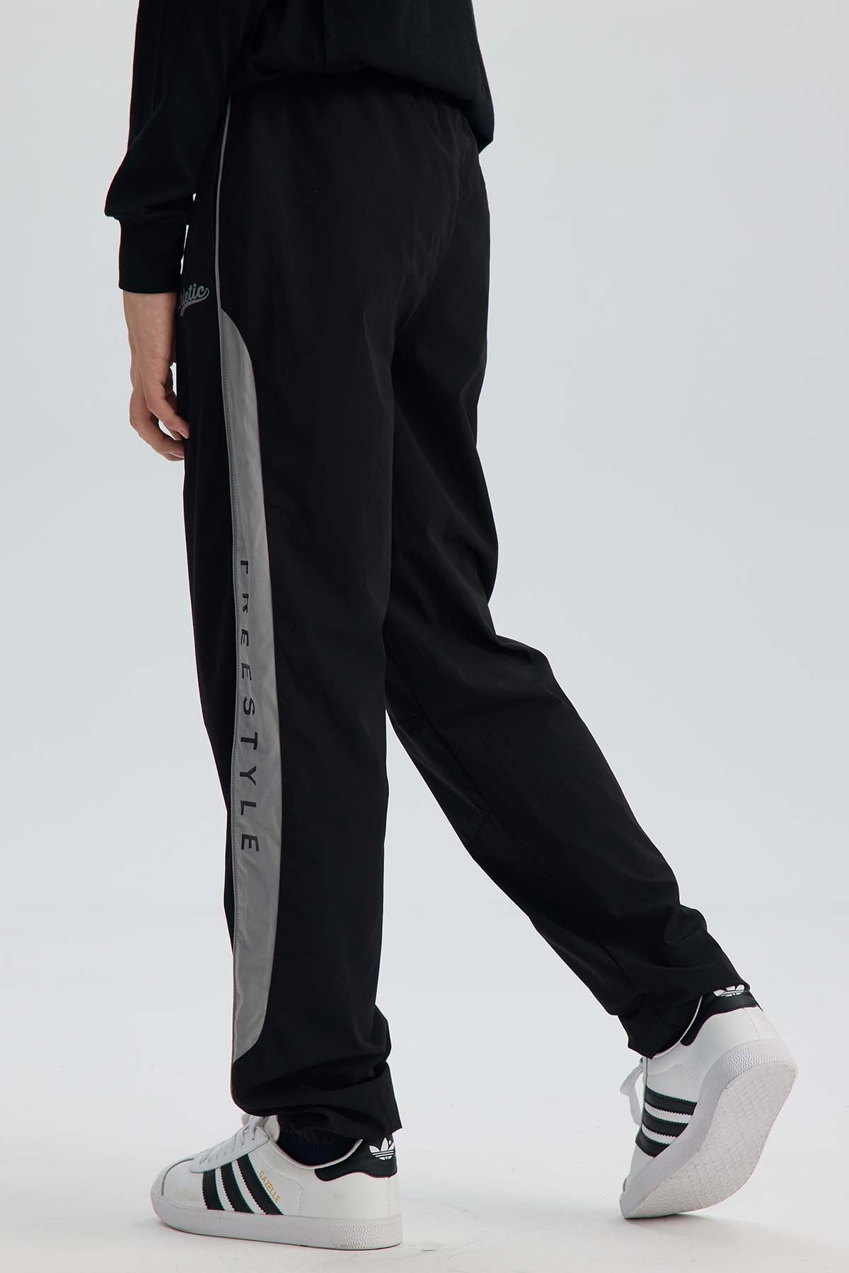 Pantalón Niño Jogger Con Cortes Negro