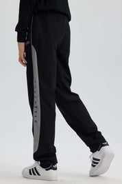 Pantalón Niño Jogger Con Cortes Negro
